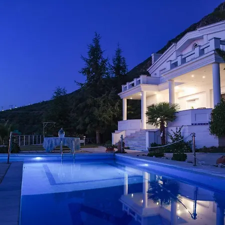 Beachside Bliss - Luxury Sanctuary & Private Pool * Καλαμάτα